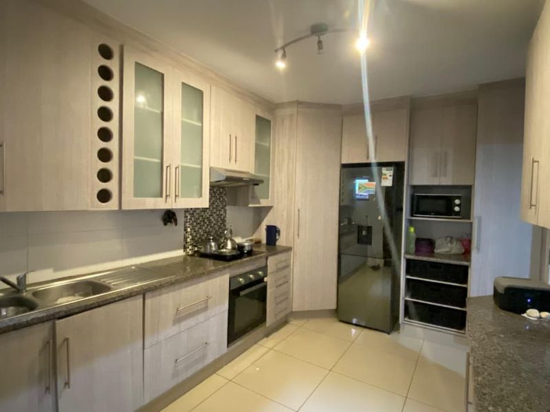 3 Bedroom Apartment for Sale - Photo 5