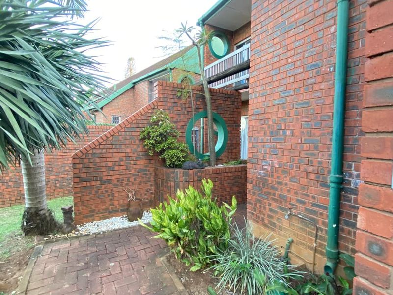 3 Bedroom Apartment for Sale - Photo 2