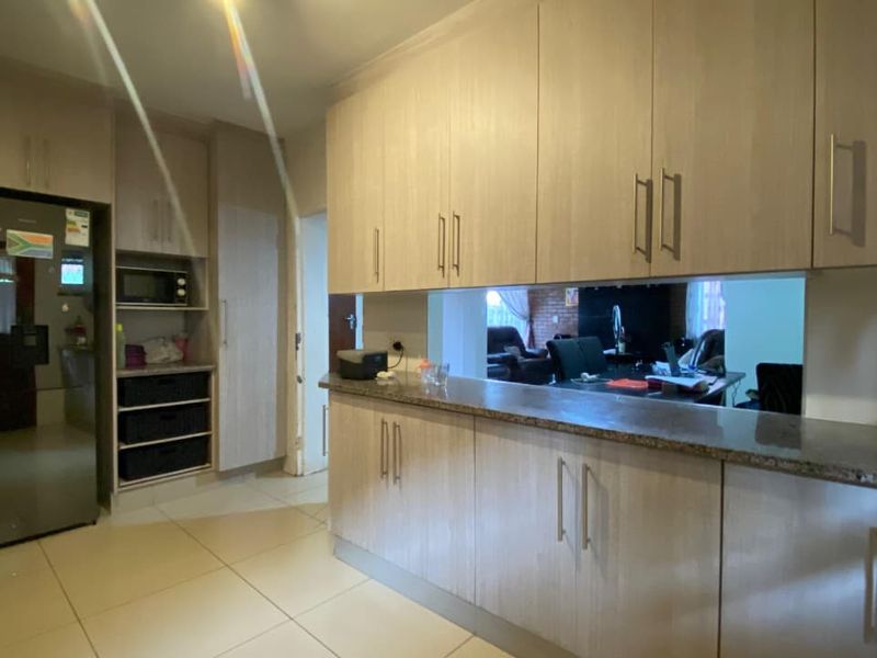 3 Bedroom Apartment for Sale - Photo 4