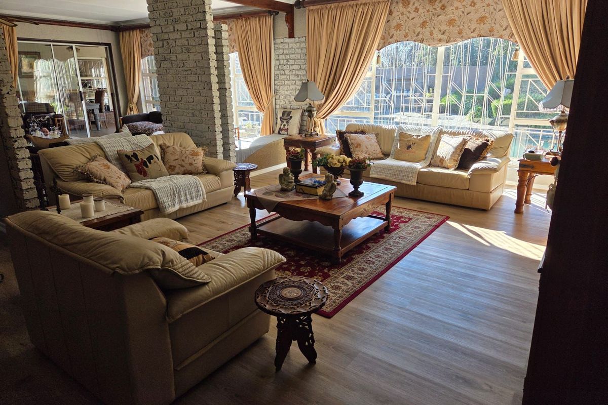 Spacious Double Erf Property with Grand Home & Expansive Garden – A Rare Gem! - Photo 4