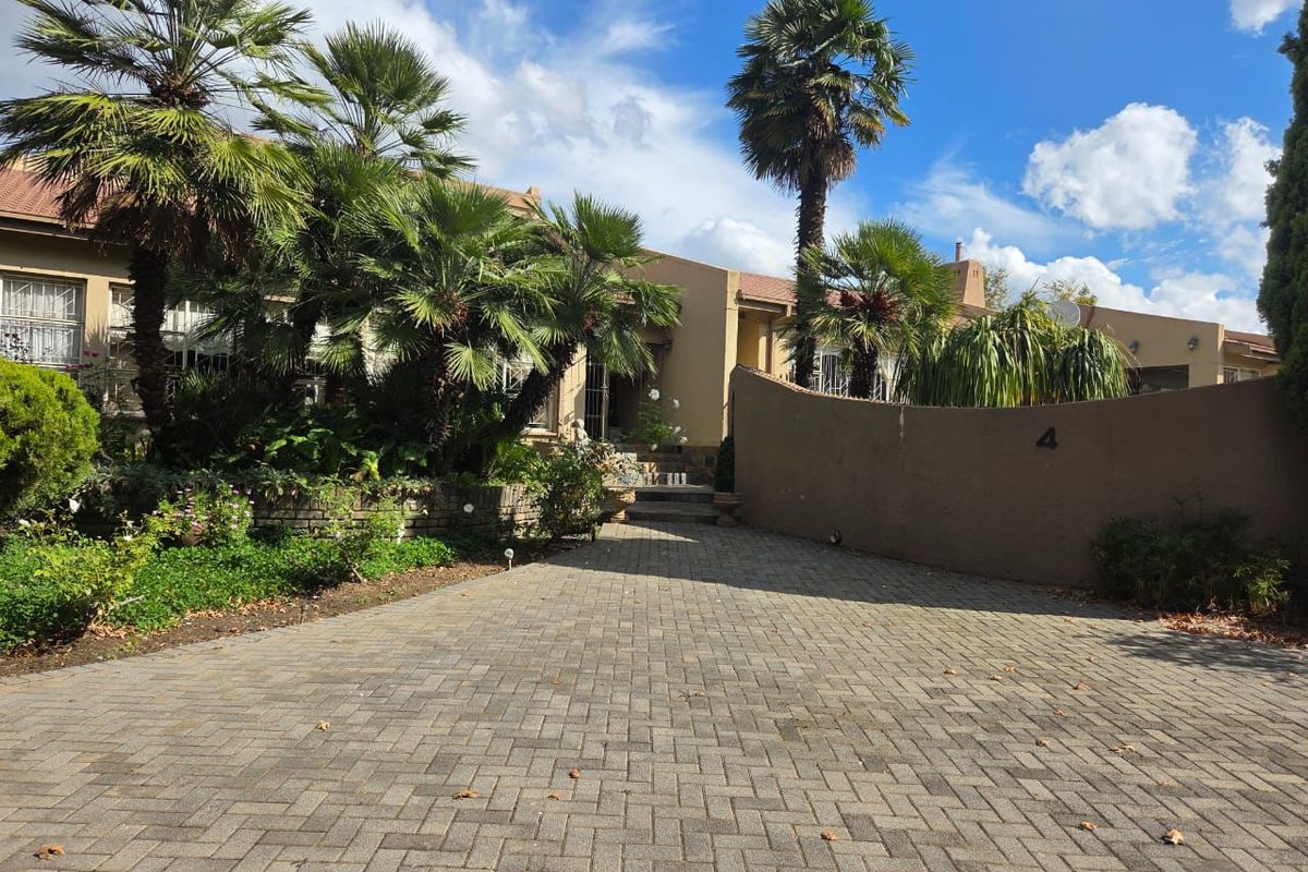 Spacious Double Erf Property with Grand Home & Expansive Garden – A Rare Gem! - Photo 2