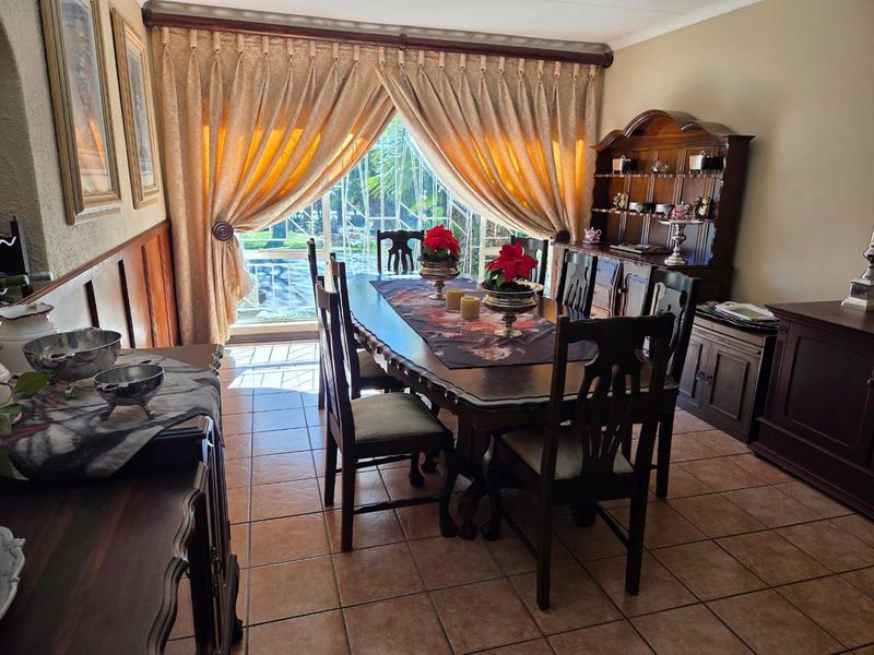 Spacious Double Erf Property with Grand Home & Expansive Garden – A Rare Gem! - Photo 5