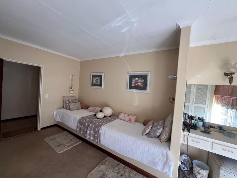 Spacious Double Erf Property with Grand Home & Expansive Garden – A Rare Gem! - Photo 10