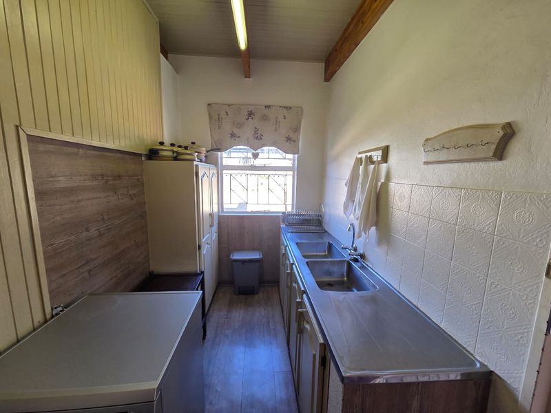 Spacious Double Erf Property with Grand Home & Expansive Garden – A Rare Gem! - Photo 9