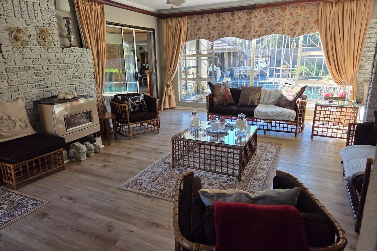 Spacious Double Erf Property with Grand Home & Expansive Garden – A Rare Gem! - Photo 3