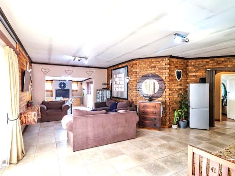 Neat 3 bedroom Family home for sale! - Photo 5