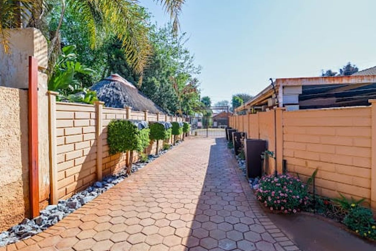 Neat 3 bedroom Family home for sale! - Photo 3