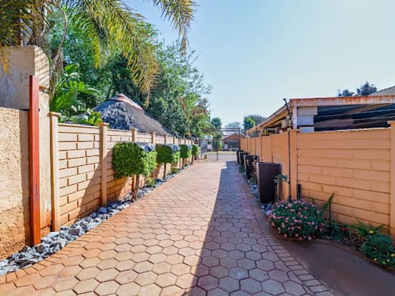 Neat 3 bedroom Family home for sale! - Photo 3