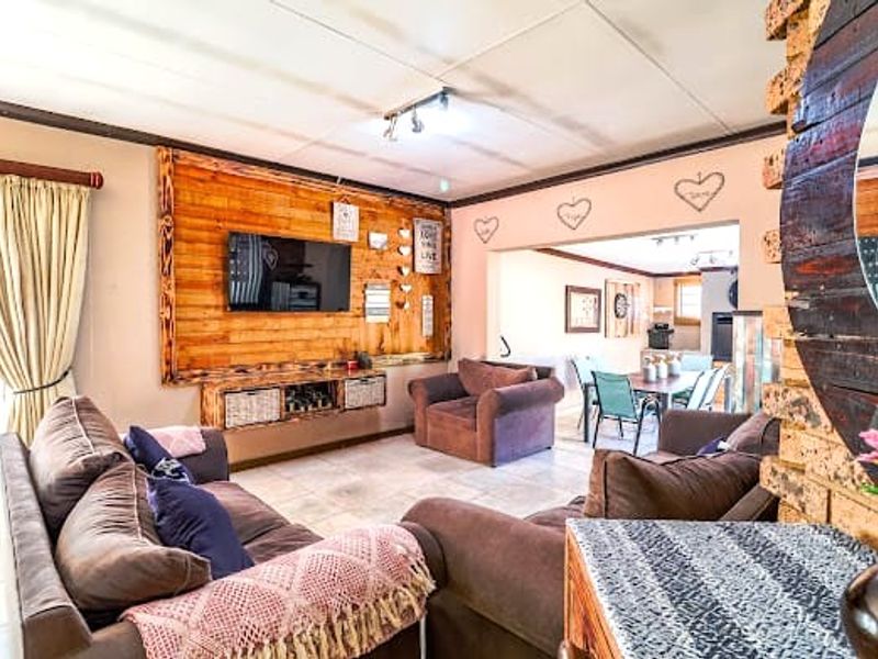 Neat 3 bedroom Family home for sale! - Photo 9