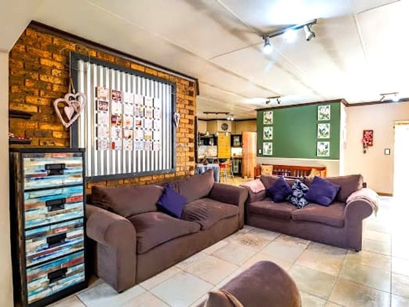 Neat 3 bedroom Family home for sale! - Photo 8