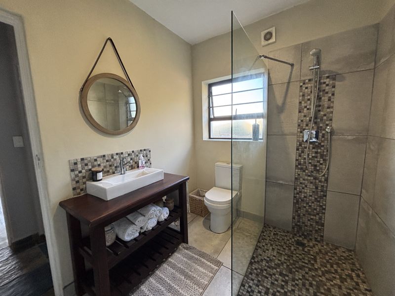 Humerail – Large Modern Family Home - Photo 10