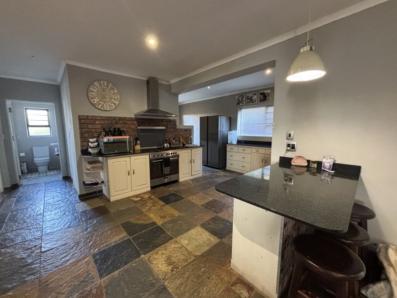 Humerail – Large Modern Family Home - Photo 7