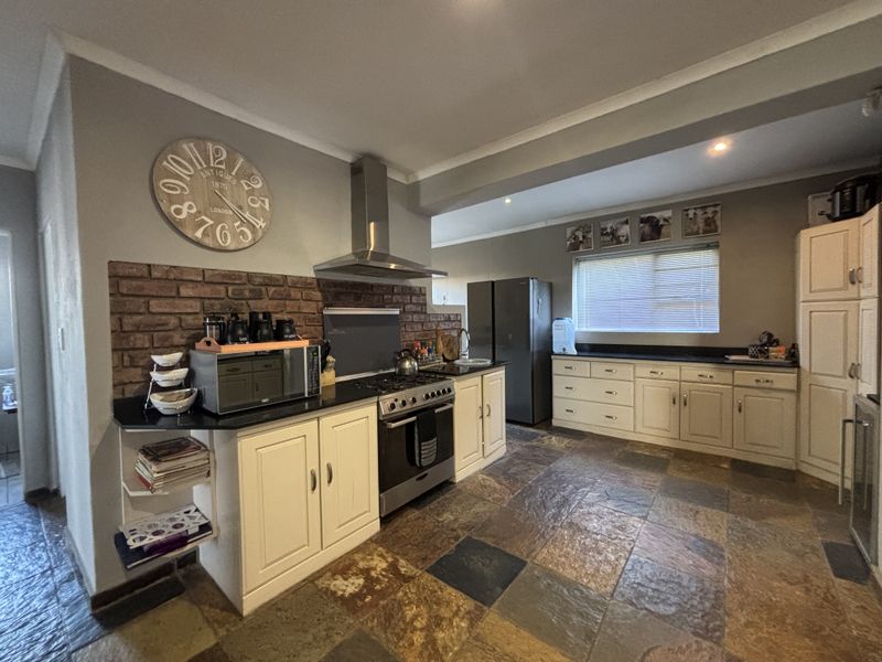 Humerail – Large Modern Family Home - Photo 6