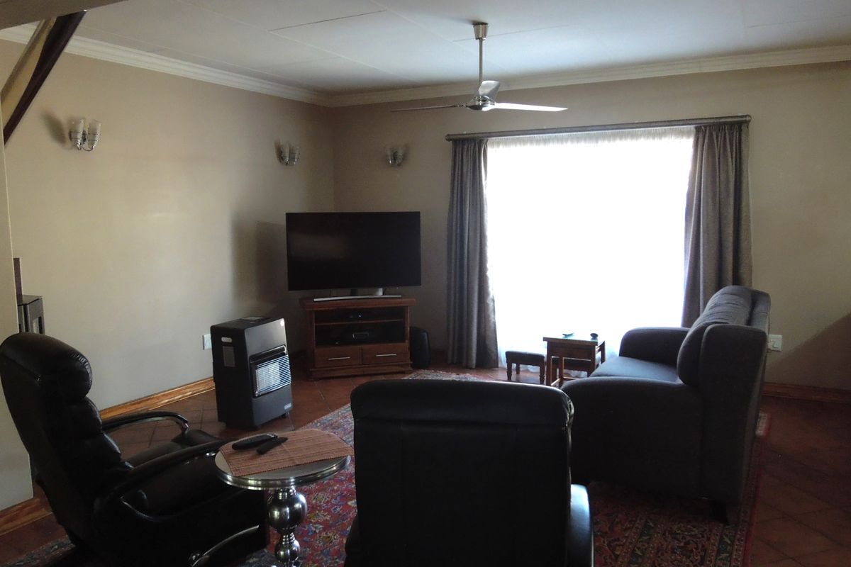 Golf Course View For This Lovely Family Home! - Photo 2