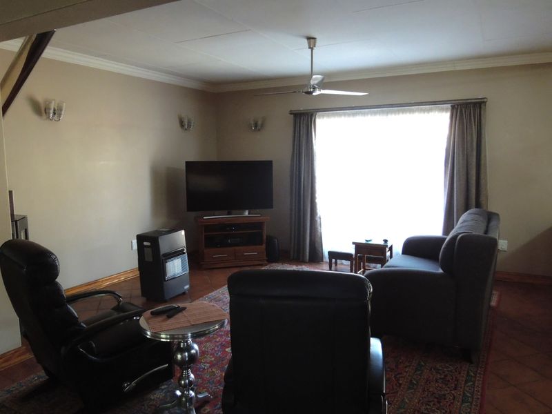 Golf Course View For This Lovely Family Home! - Photo 2