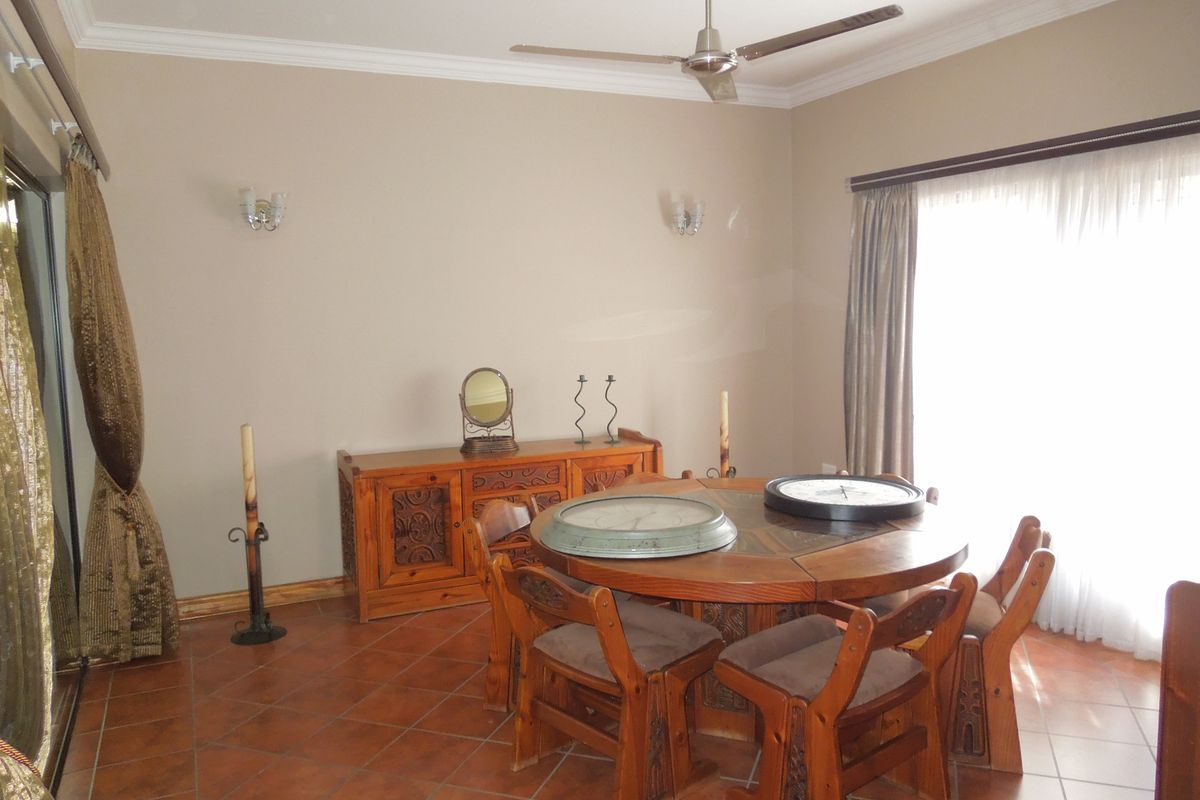 Golf Course View For This Lovely Family Home! - Photo 4