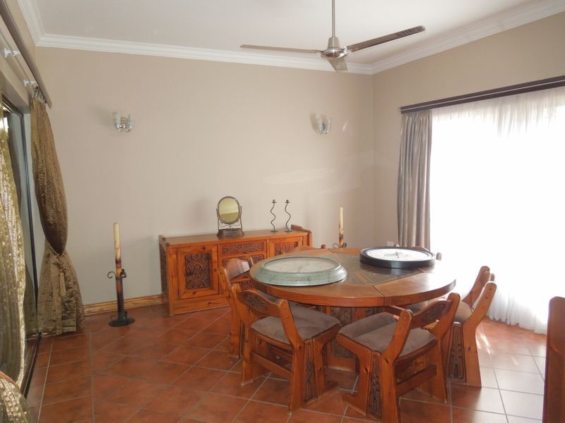 Golf Course View For This Lovely Family Home! - Photo 4