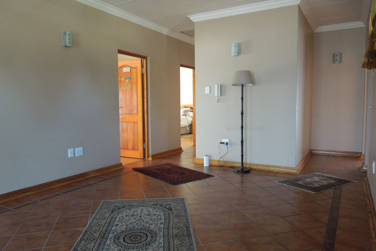 Golf Course View For This Lovely Family Home! - Photo 5