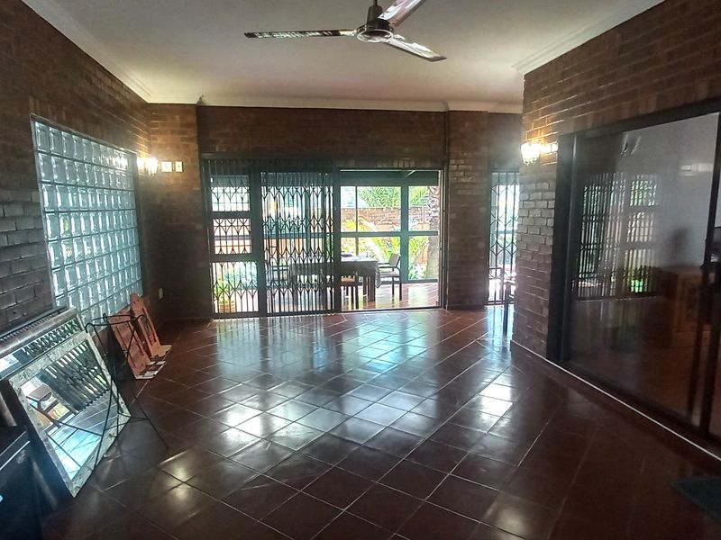 Golf Course View For This Lovely Family Home! - Photo 8