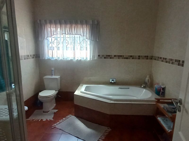 Golf Course View For This Lovely Family Home! - Photo 6