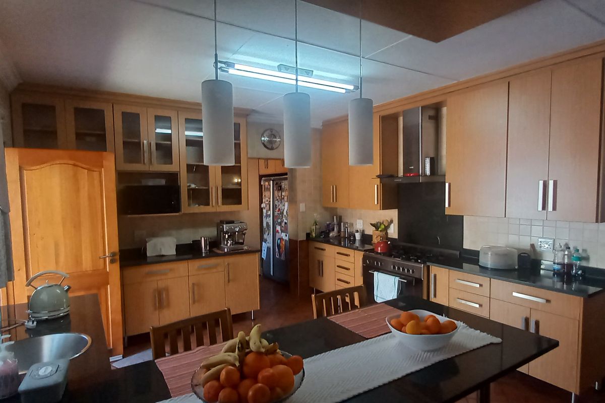 Golf Course View For This Lovely Family Home! - Photo 3