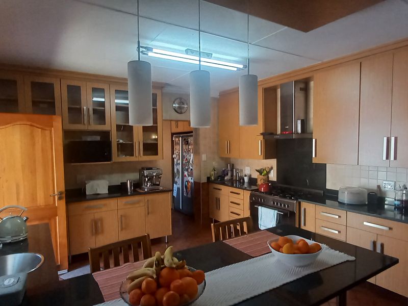 Golf Course View For This Lovely Family Home! - Photo 3