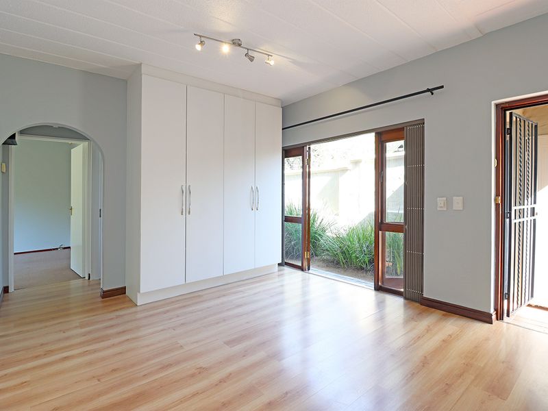 Immaculate Ground Floor Corner Apartment with Private Garden - Photo 9