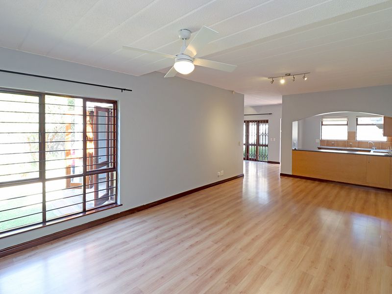 Immaculate Ground Floor Corner Apartment with Private Garden - Photo 4