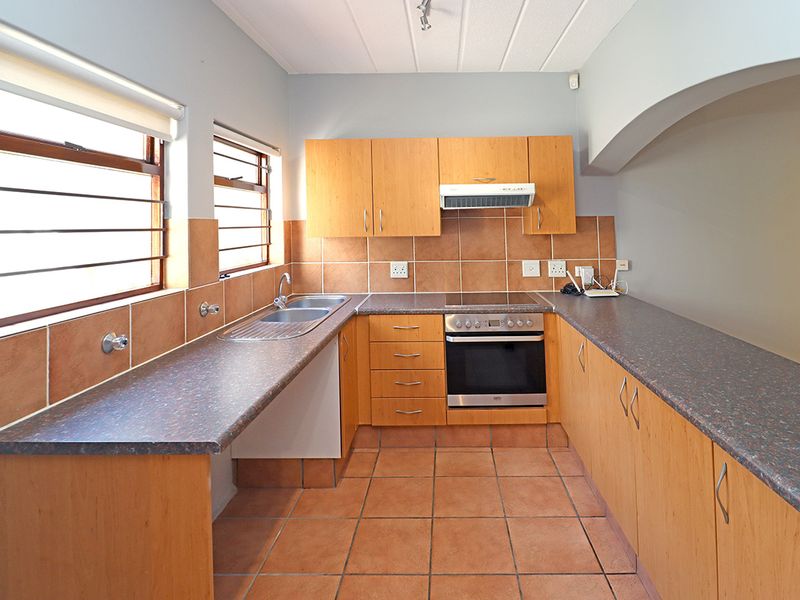 Immaculate Ground Floor Corner Apartment with Private Garden - Photo 7