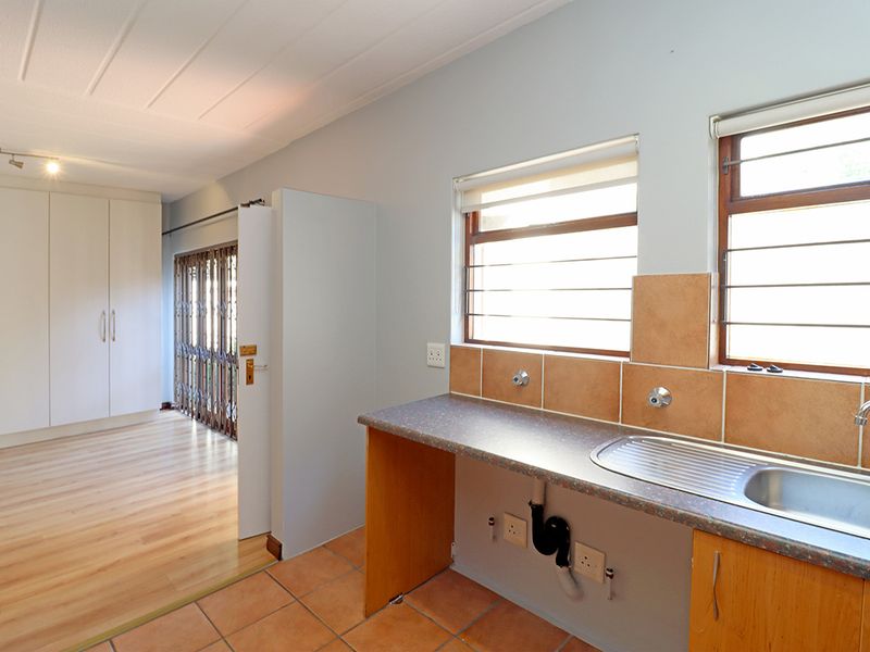 Immaculate Ground Floor Corner Apartment with Private Garden - Photo 6