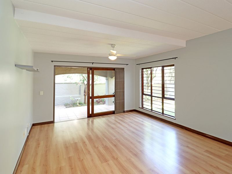 Immaculate Ground Floor Corner Apartment with Private Garden - Photo 10