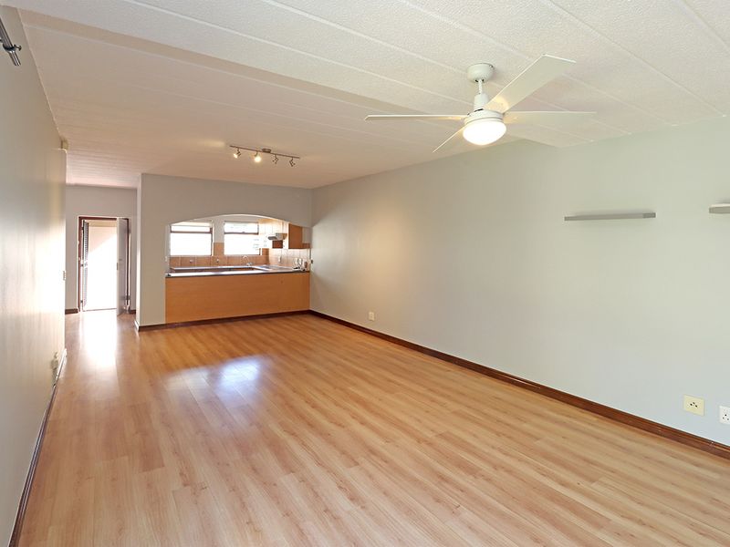 Immaculate Ground Floor Corner Apartment with Private Garden - Photo 3