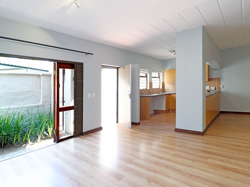 Immaculate Ground Floor Corner Apartment with Private Garden - Photo 5