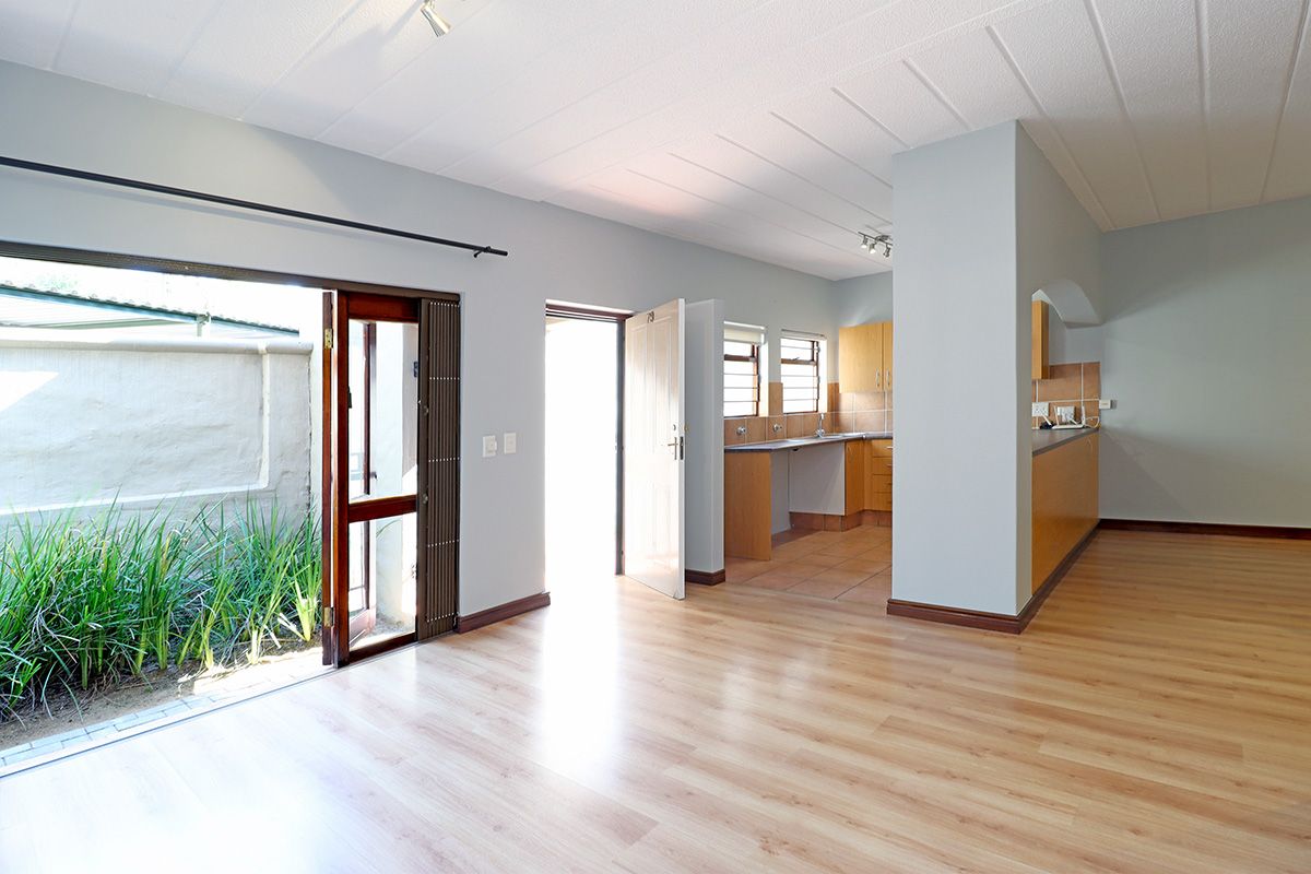 Immaculate Ground Floor Corner Apartment with Private Garden - Photo 5