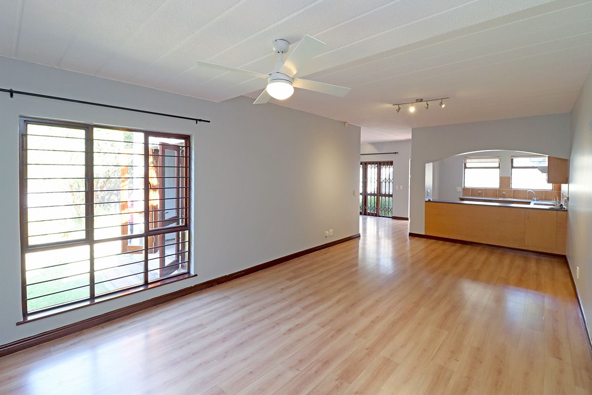Immaculate Ground Floor Corner Apartment with Private Garden - Photo 4