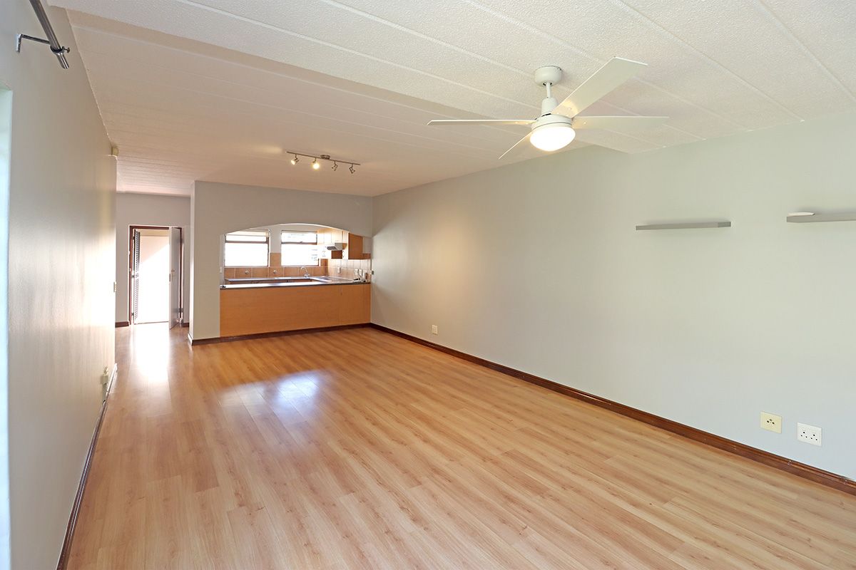 Immaculate Ground Floor Corner Apartment with Private Garden - Photo 3