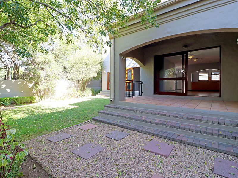 Immaculate Ground Floor Corner Apartment with Private Garden - Photo 1