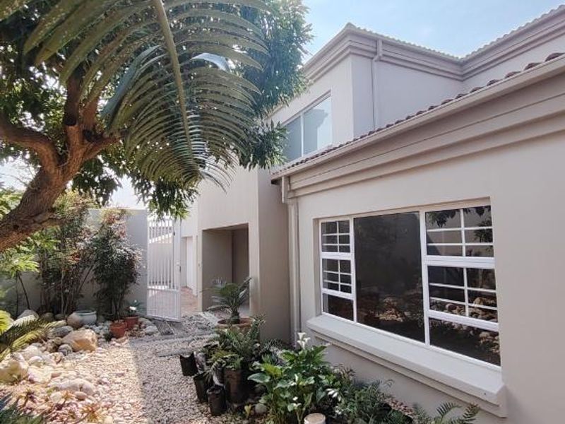 Spacious Double-Storey Family Home with Panoramic Sea Views - Photo 3