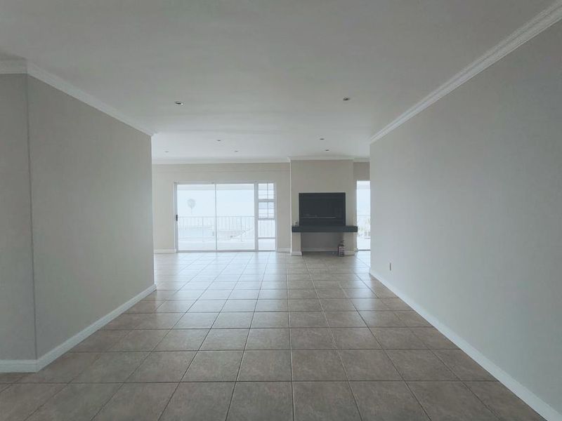 Spacious Double-Storey Family Home with Panoramic Sea Views - Photo 10