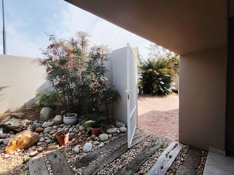 Spacious Double-Storey Family Home with Panoramic Sea Views - Photo 2