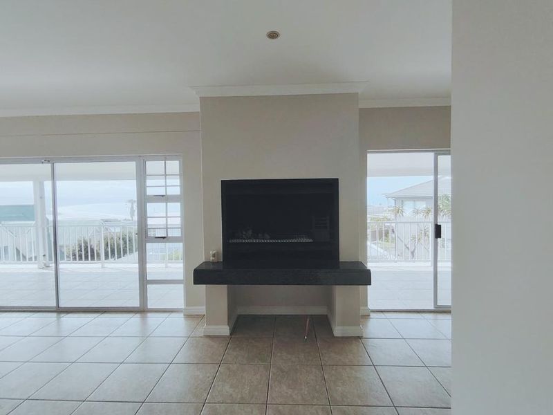 Spacious Double-Storey Family Home with Panoramic Sea Views - Photo 9