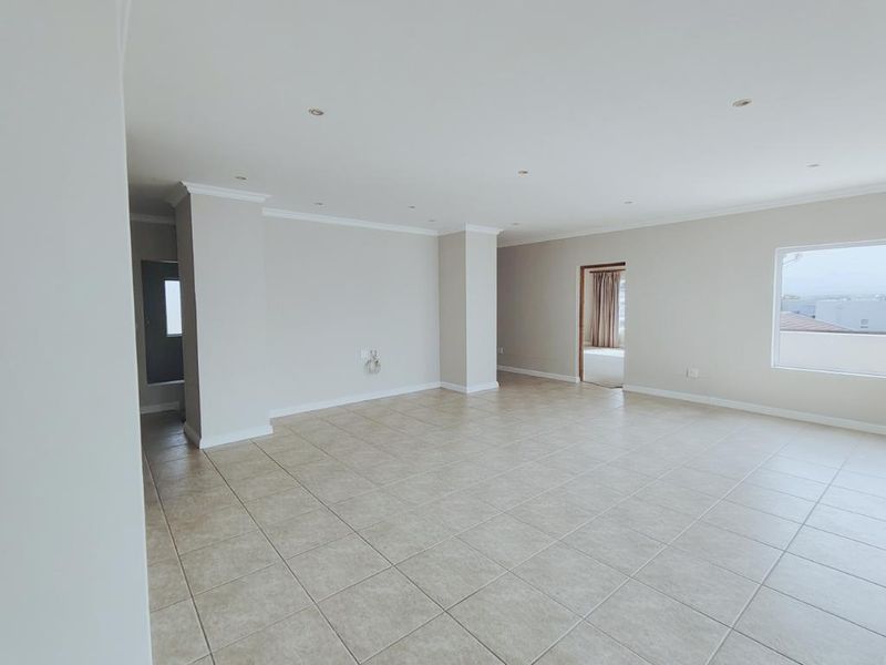 Spacious Double-Storey Family Home with Panoramic Sea Views - Photo 8