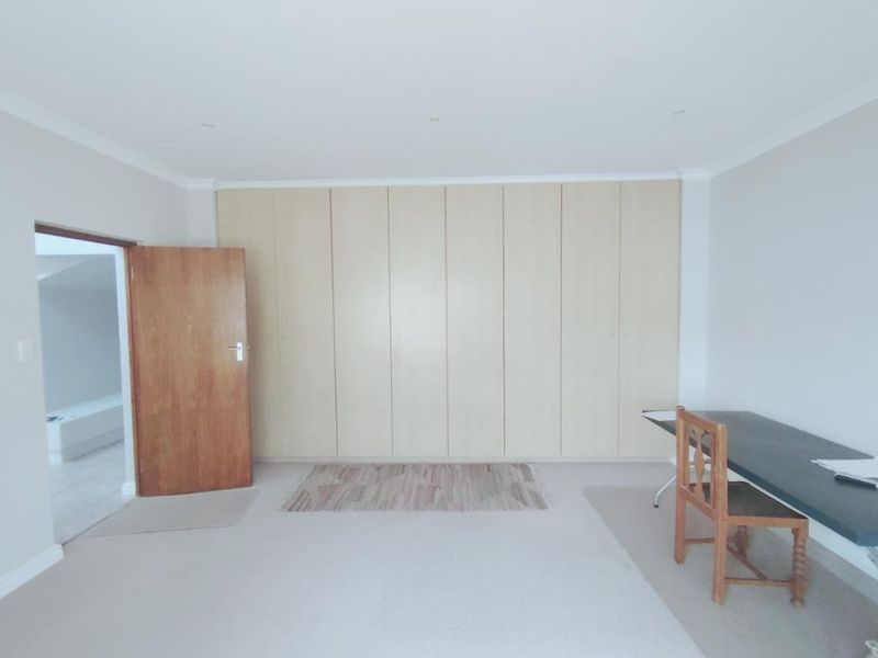 Spacious Double-Storey Family Home with Panoramic Sea Views - Photo 7