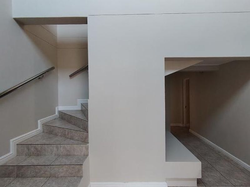 Spacious Double-Storey Family Home with Panoramic Sea Views - Photo 6