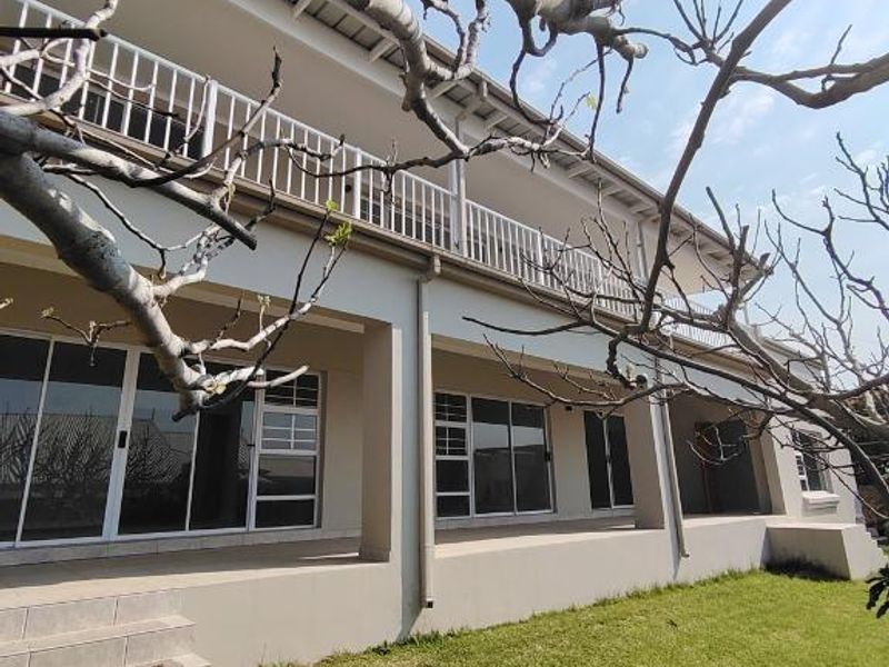 Spacious Double-Storey Family Home with Panoramic Sea Views - Photo 4