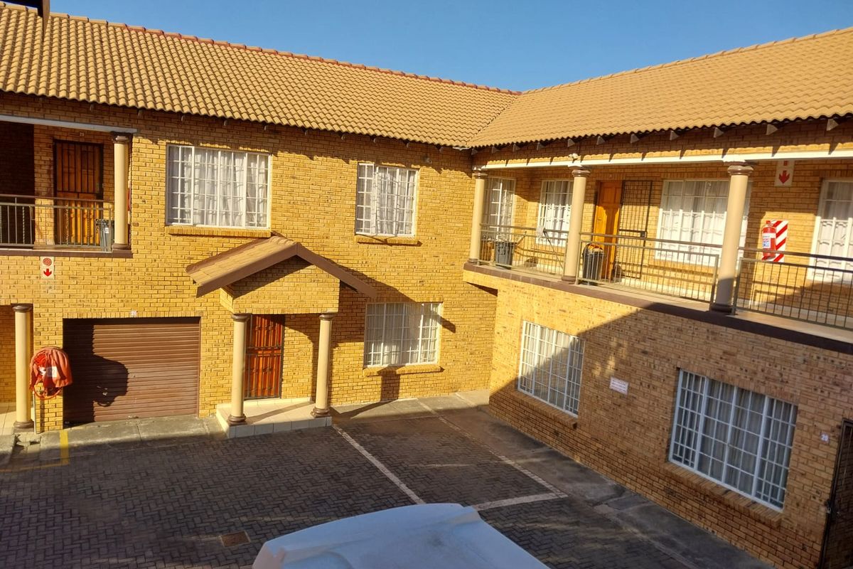 Spacious 3-Bedroom Apartment in a Prime Location - Photo 2