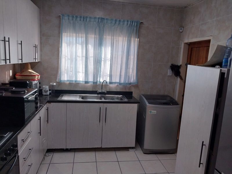 Spacious 3-Bedroom Apartment in a Prime Location - Photo 8