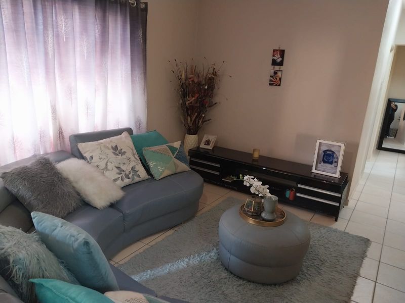 Spacious 3-Bedroom Apartment in a Prime Location - Photo 3