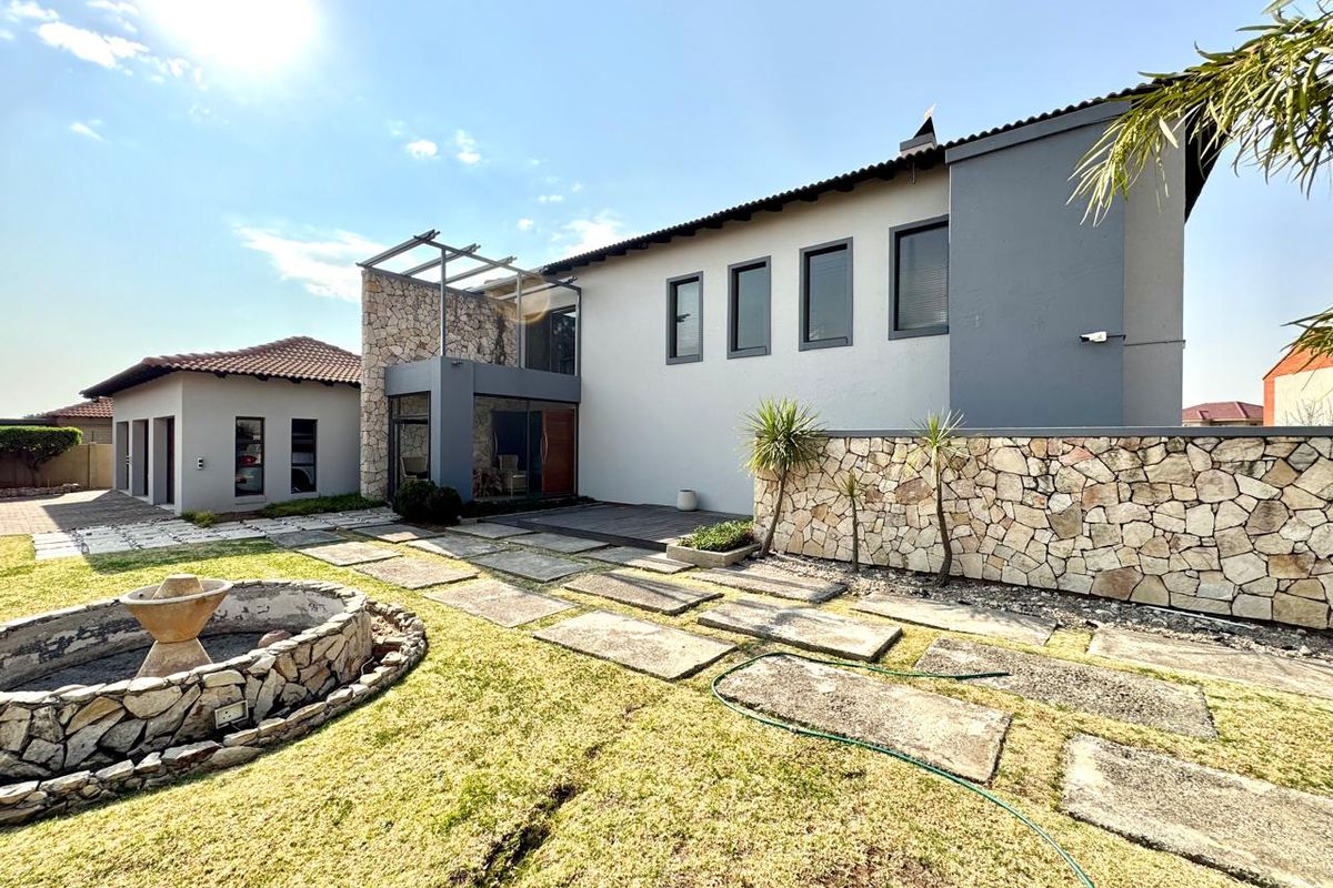 Architectural Masterpiece with Luxurious Finishes for sale in Secunda - Photo 2