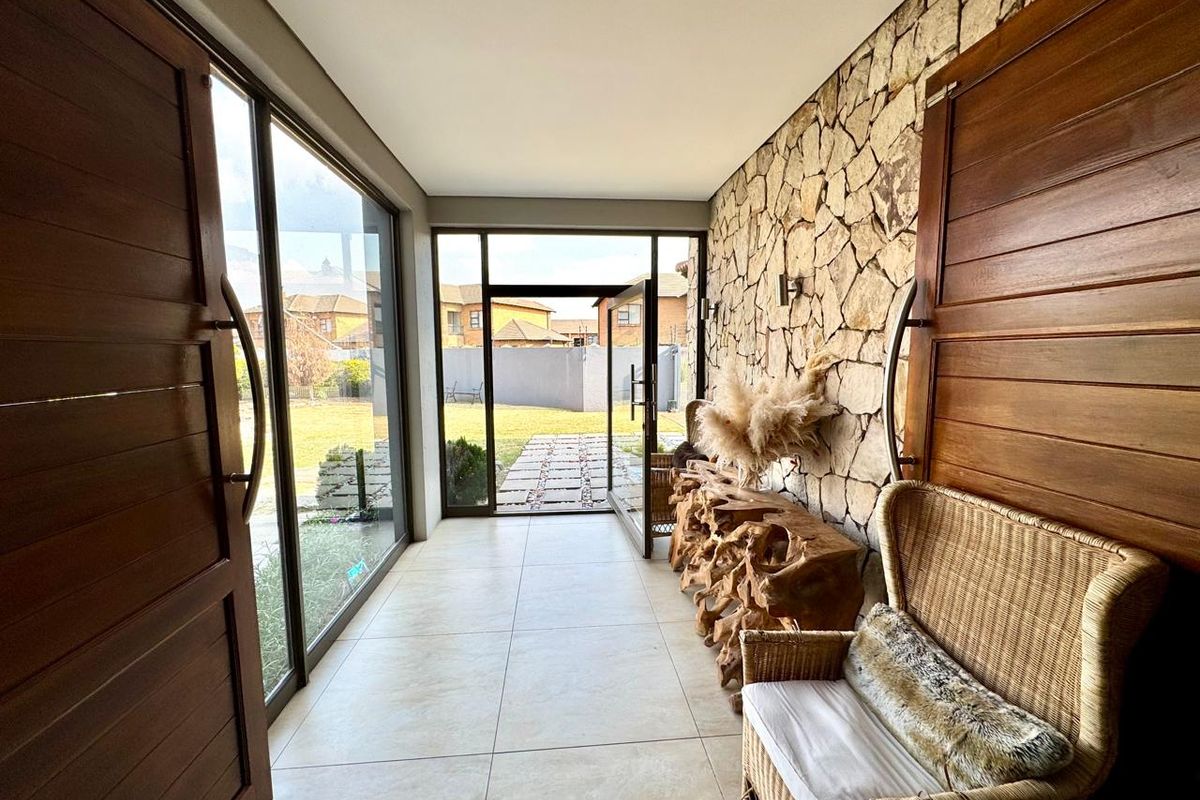 Architectural Masterpiece with Luxurious Finishes for sale in Secunda - Photo 5